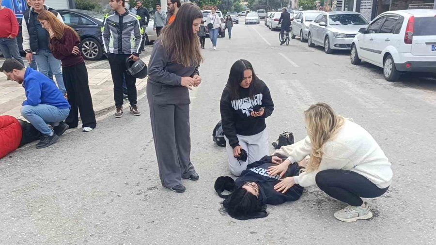 Motosikletler Kavşakta Çarpıştı, 2 Kişi Yaralandı: Kaza Anı Kamerada