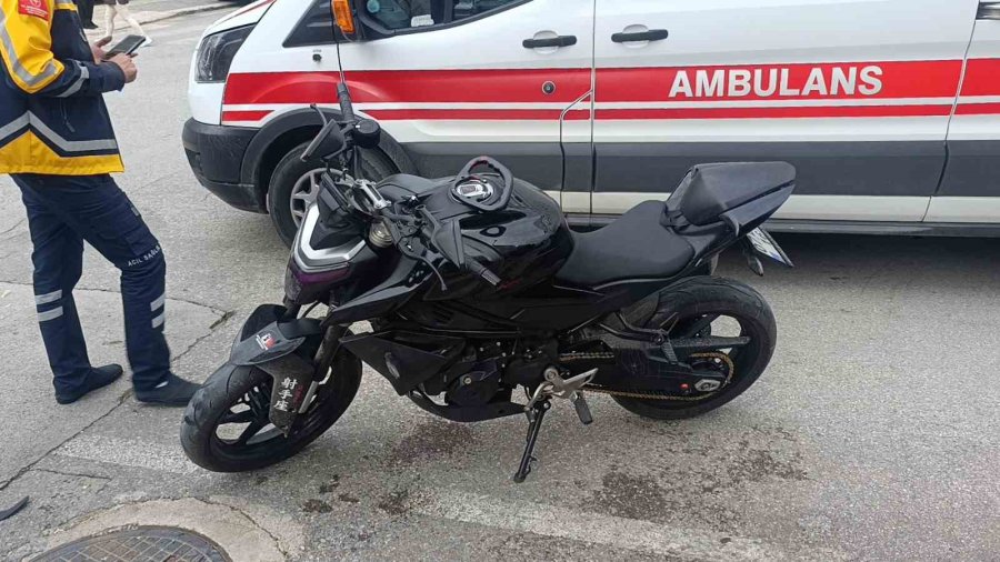 Motosikletler Kavşakta Çarpıştı, 2 Kişi Yaralandı: Kaza Anı Kamerada