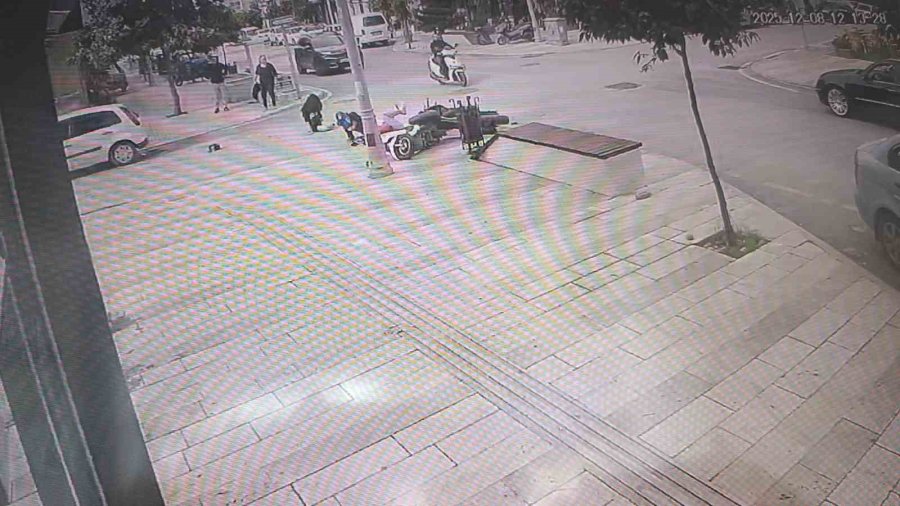 Motosikletler Kavşakta Çarpıştı, 2 Kişi Yaralandı: Kaza Anı Kamerada