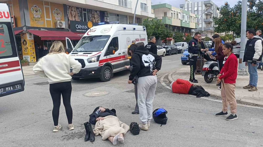 Motosikletler Kavşakta Çarpıştı, 2 Kişi Yaralandı: Kaza Anı Kamerada