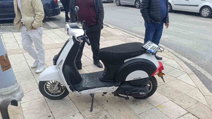 Motosikletler Kavşakta Çarpıştı, 2 Kişi Yaralandı: Kaza Anı Kamerada