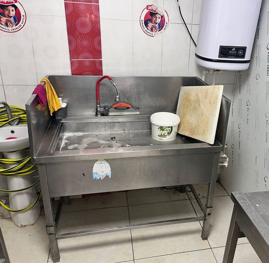 Antalya’da Yarım Tondan Fazla Hayvansal Ve Bitkisel Bozuk Gıda Maddesi Ele Geçirildi