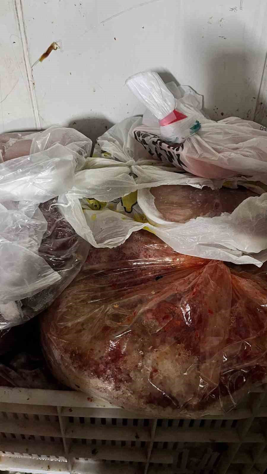 Antalya’da Yarım Tondan Fazla Hayvansal Ve Bitkisel Bozuk Gıda Maddesi Ele Geçirildi