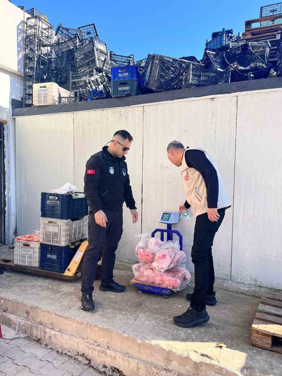 Antalya’da Yarım Tondan Fazla Hayvansal Ve Bitkisel Bozuk Gıda Maddesi Ele Geçirildi