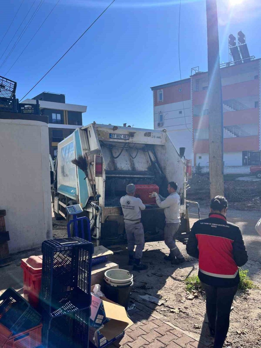 Antalya’da Yarım Tondan Fazla Hayvansal Ve Bitkisel Bozuk Gıda Maddesi Ele Geçirildi