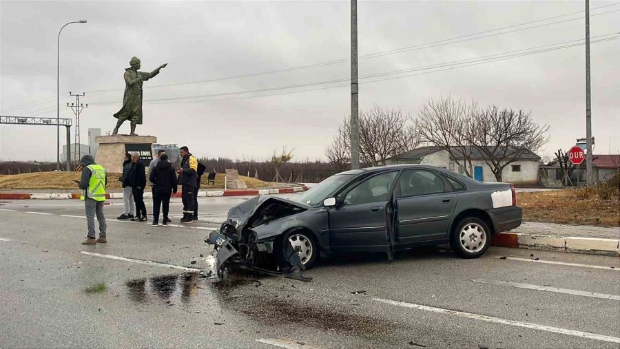 Karaman’da Otomobiller Çarpıştı: 2 Yaralı