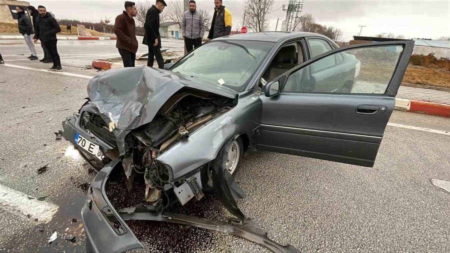 Karaman’da Otomobiller Çarpıştı: 2 Yaralı