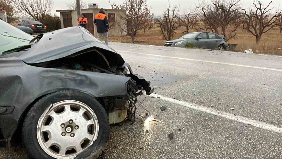 Karaman’da Otomobiller Çarpıştı: 2 Yaralı