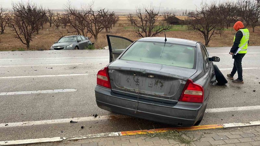 Karaman’da Otomobiller Çarpıştı: 2 Yaralı