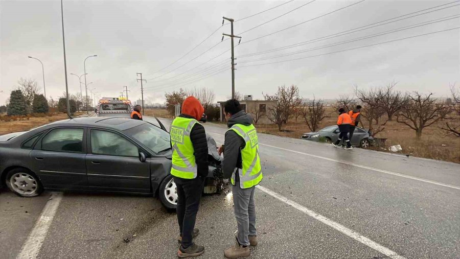 Karaman’da Otomobiller Çarpıştı: 2 Yaralı