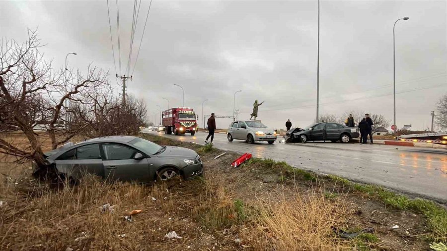 Karaman’da Otomobiller Çarpıştı: 2 Yaralı