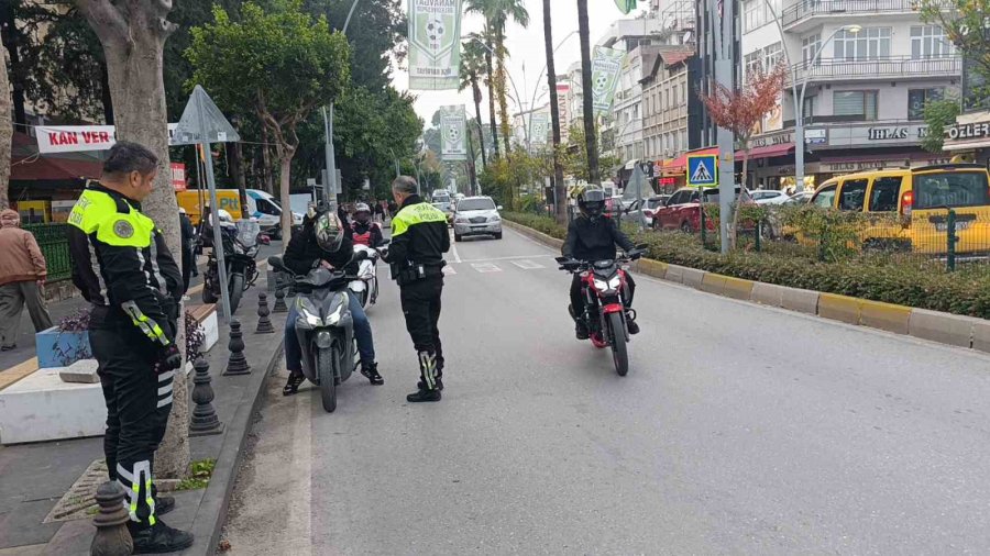 Manavgat’ta Motosikletlilerin Kask Ve Eldiven Kullanım Oranı Yüzde 90