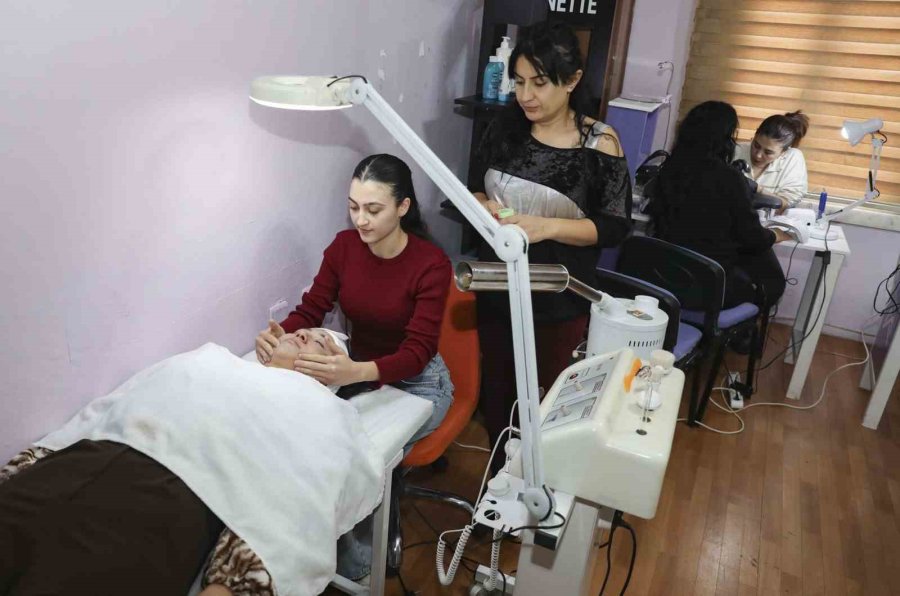 Kadınlar El Emeği Ve Gönül Birliğiyle Üretiyor