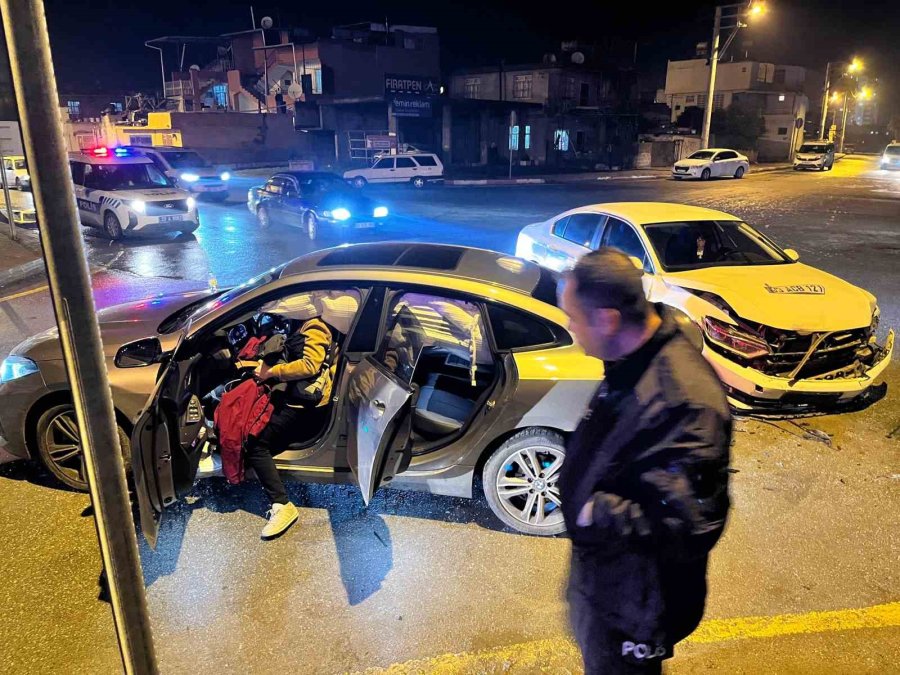 Tarsus’ta Trafik Kazası: 2 Yaralı