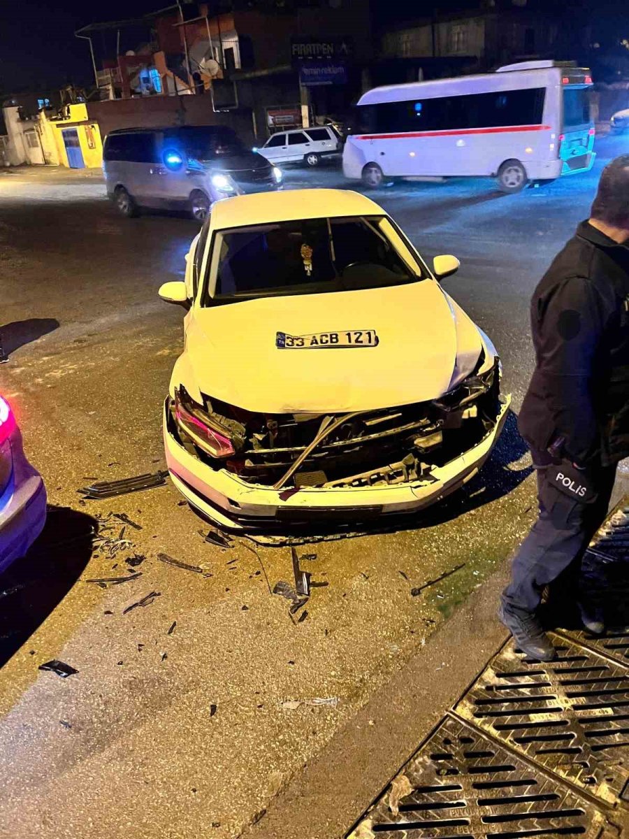 Tarsus’ta Trafik Kazası: 2 Yaralı