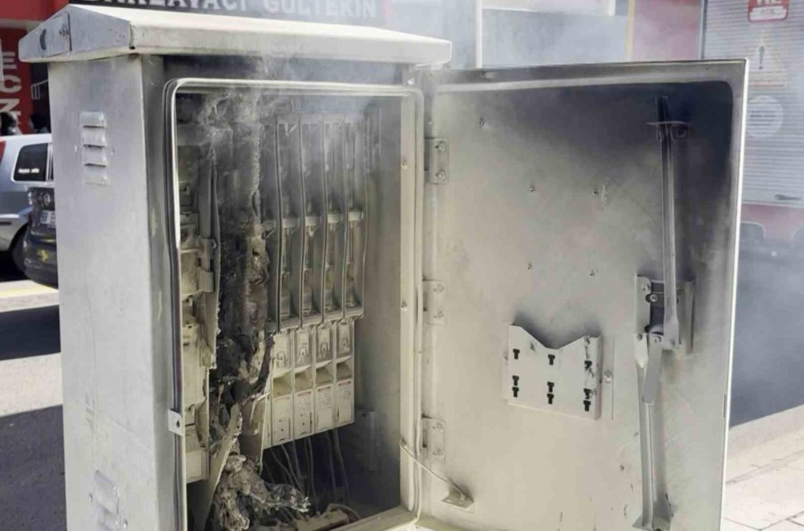 Elektrik Panosundaki Yangın Paniğe Neden Oldu