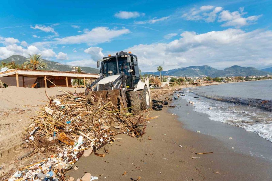 Alanya’da Yağışın İzleri Silinmeye Çalışılıyor