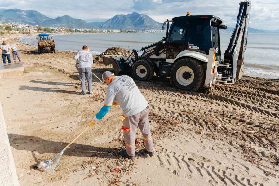 Alanya’da Yağışın İzleri Silinmeye Çalışılıyor