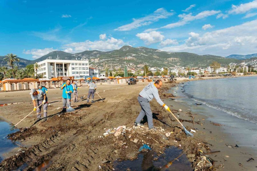 Alanya’da Yağışın İzleri Silinmeye Çalışılıyor