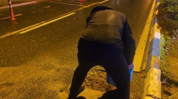 Yolda Oluşan Çukurları Görünce Dayanamayan Esnaf Kum Ve Çakılla Çukurları Kendisi Kapattı