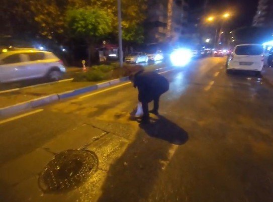 Yolda Oluşan Çukurları Görünce Dayanamayan Esnaf Kum Ve Çakılla Çukurları Kendisi Kapattı