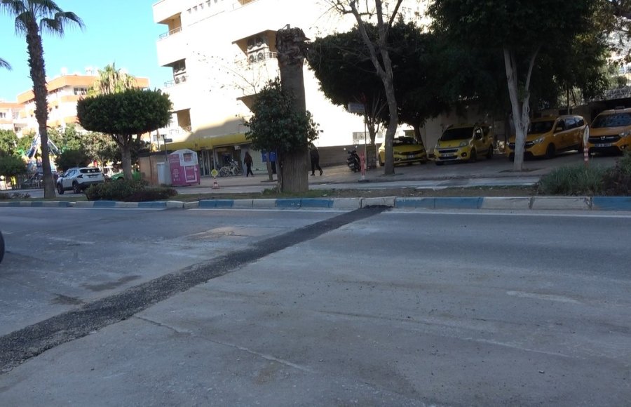 Yolda Oluşan Çukurları Görünce Dayanamayan Esnaf Kum Ve Çakılla Çukurları Kendisi Kapattı