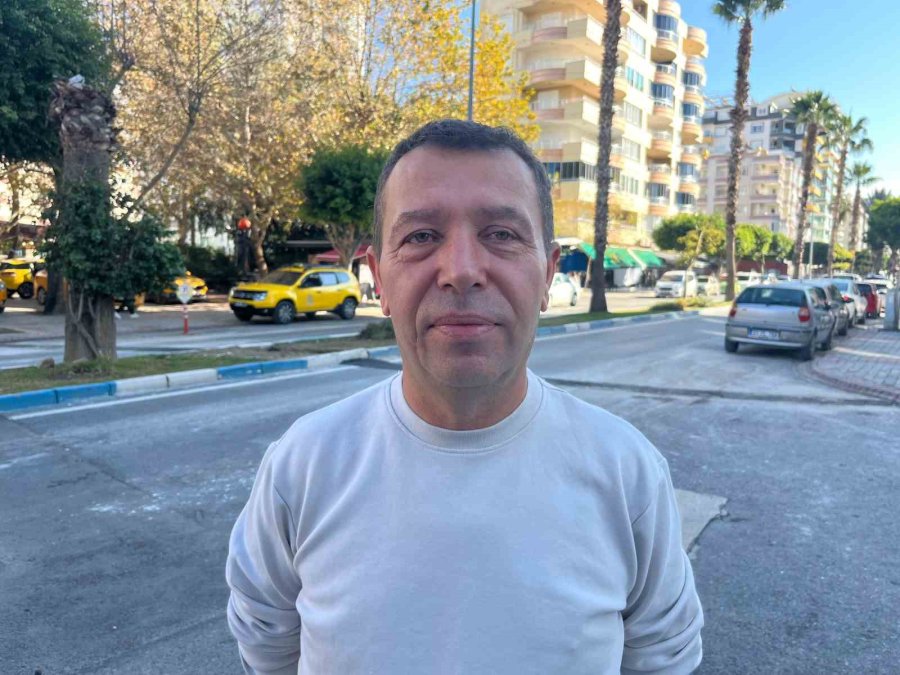 Yolda Oluşan Çukurları Görünce Dayanamayan Esnaf Kum Ve Çakılla Çukurları Kendisi Kapattı