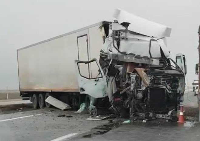 Tır Yol Kenarındaki Tırın Dorsesine Çarptı: 1 Yaralı