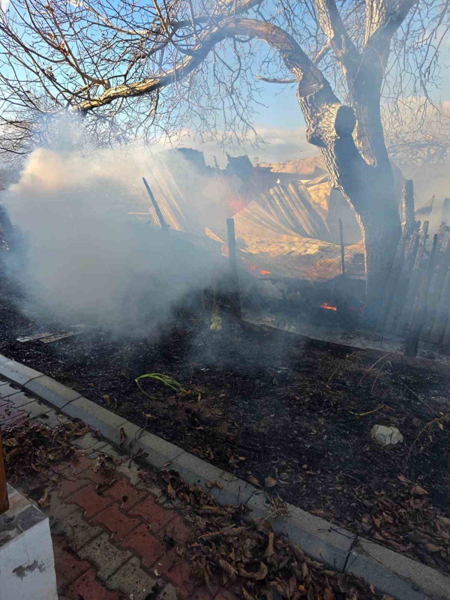 Korkuteli’nde Yanan Ev Kullanılamaz Hale Geldi