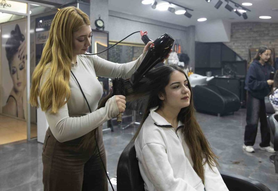 Mersin’de Mercek İle Kadınlar Mesleğe Adım Atıyor