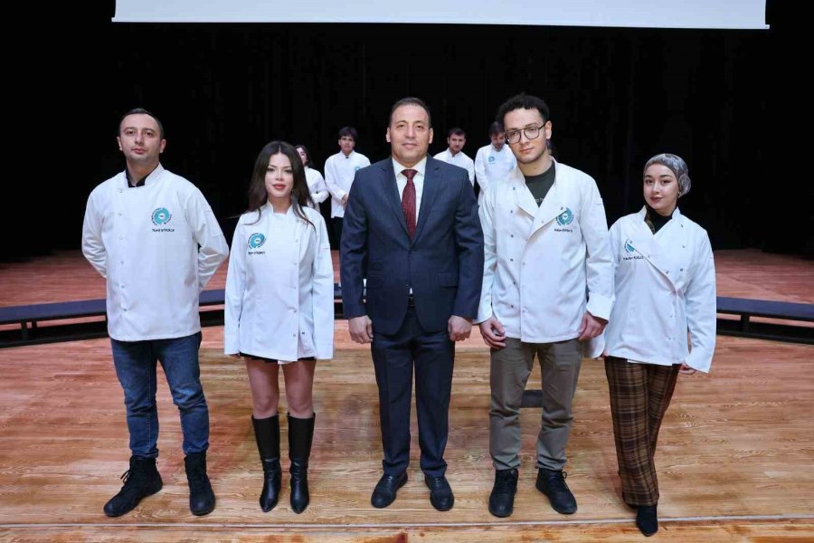 Niğde’de Aşçılık Öğrencileri Beyaz Önlüklerini Giydi