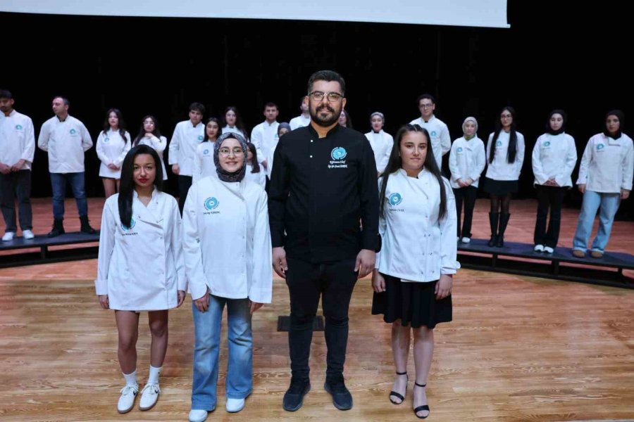 Niğde’de Aşçılık Öğrencileri Beyaz Önlüklerini Giydi