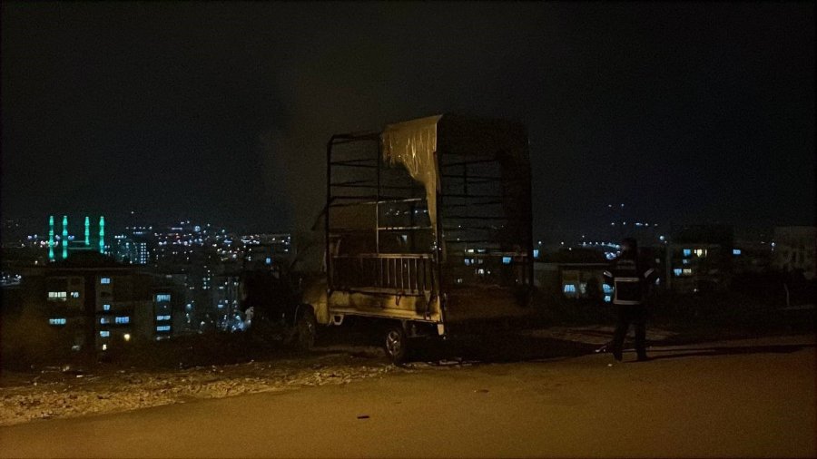 Niğde’de Park Halindeki Kamyonette Yangın Çıktı