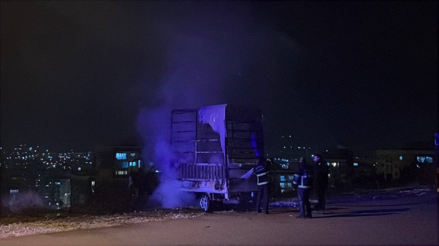 Niğde’de Park Halindeki Kamyonette Yangın Çıktı