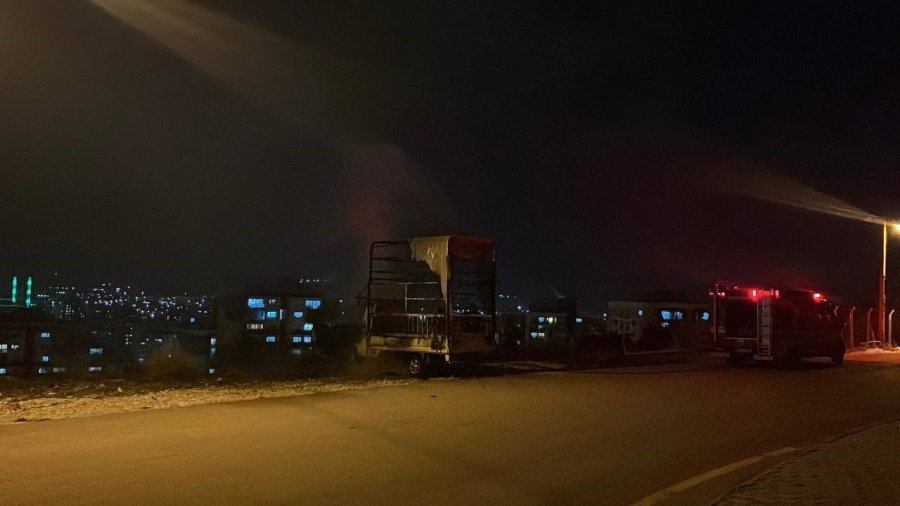 Niğde’de Park Halindeki Kamyonette Yangın Çıktı