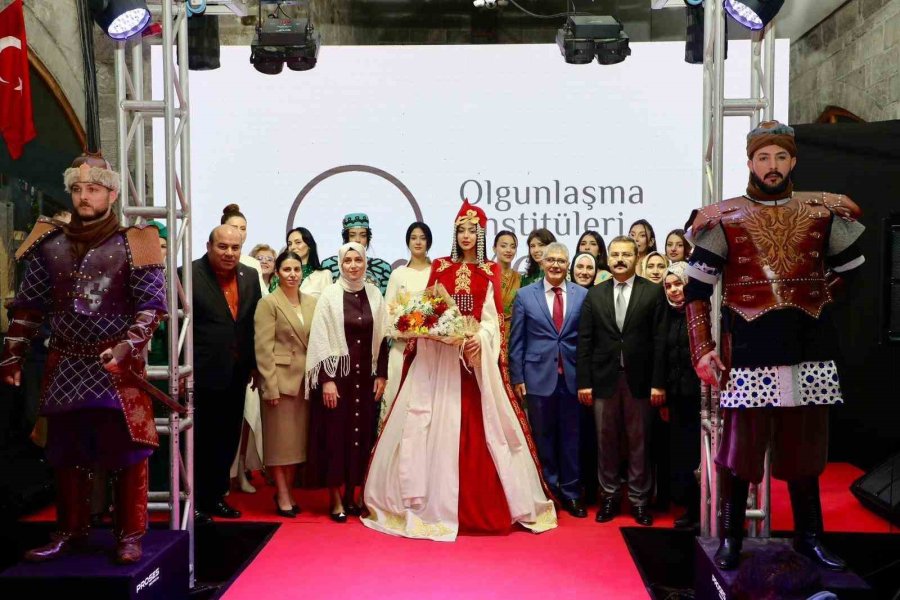 "zamanın Ve Zarafetin İzinde: Niğde" Sergisi Açıldı