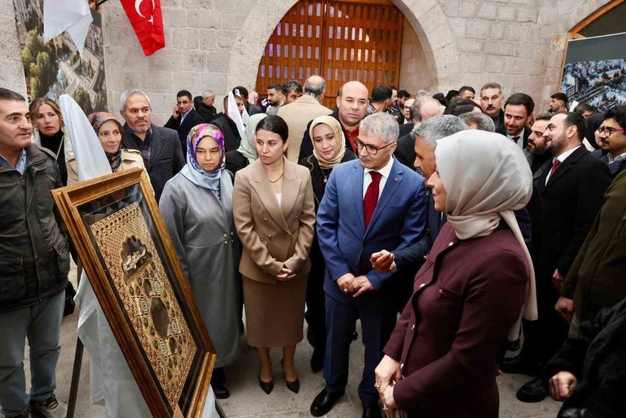 "zamanın Ve Zarafetin İzinde: Niğde" Sergisi Açıldı