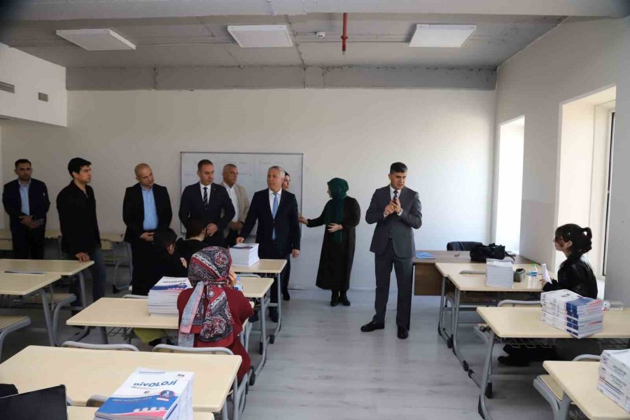 Akdeniz Belediyesinden Gençlere Kaynak Kitap Desteği