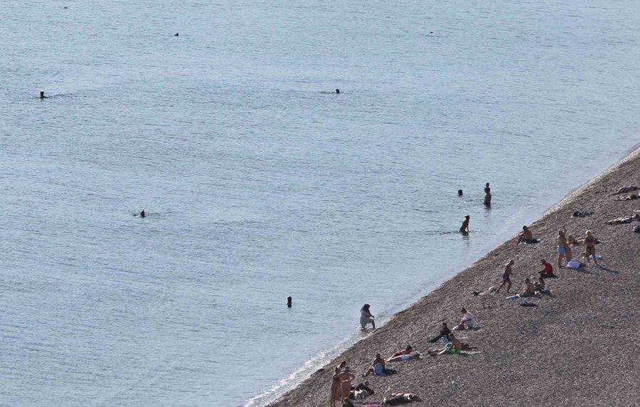 Antalya’nın Gecesi Kış, Gündüzü Yaz: "akşam Soba Yaktık, Gündüz Güneşleniyoruz"