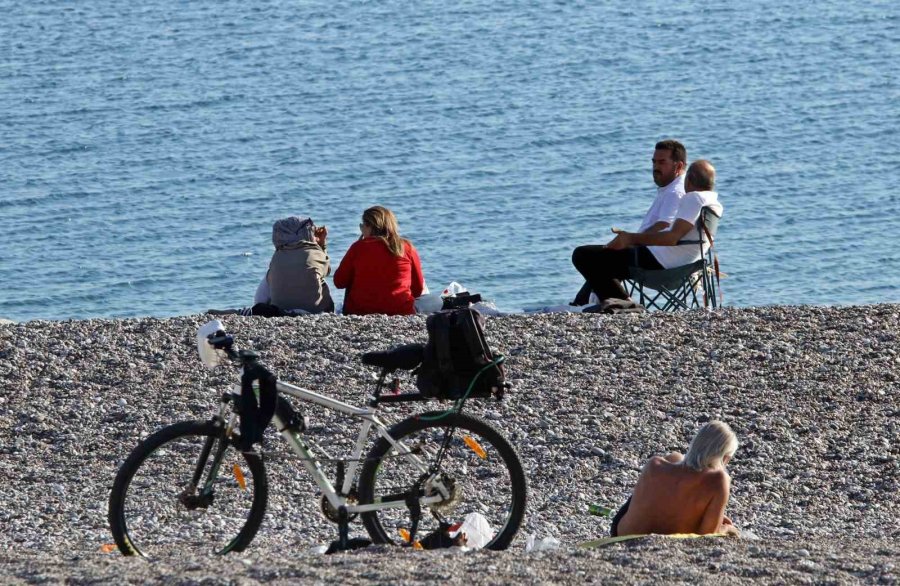 Antalya’nın Gecesi Kış, Gündüzü Yaz: "akşam Soba Yaktık, Gündüz Güneşleniyoruz"