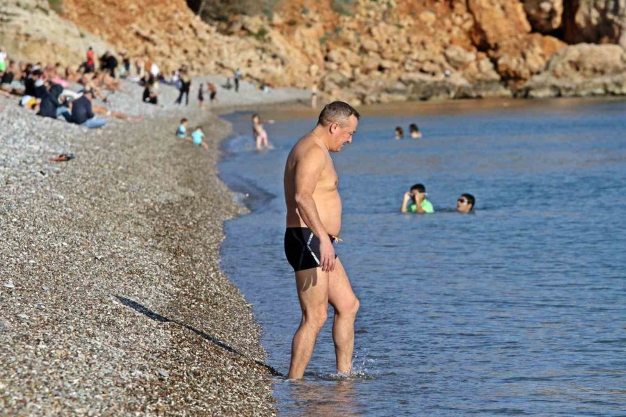 Antalya’nın Gecesi Kış, Gündüzü Yaz: "akşam Soba Yaktık, Gündüz Güneşleniyoruz"