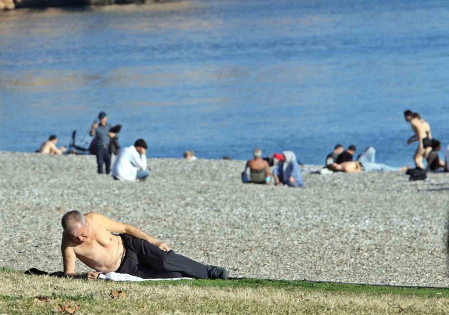 Antalya’nın Gecesi Kış, Gündüzü Yaz: "akşam Soba Yaktık, Gündüz Güneşleniyoruz"