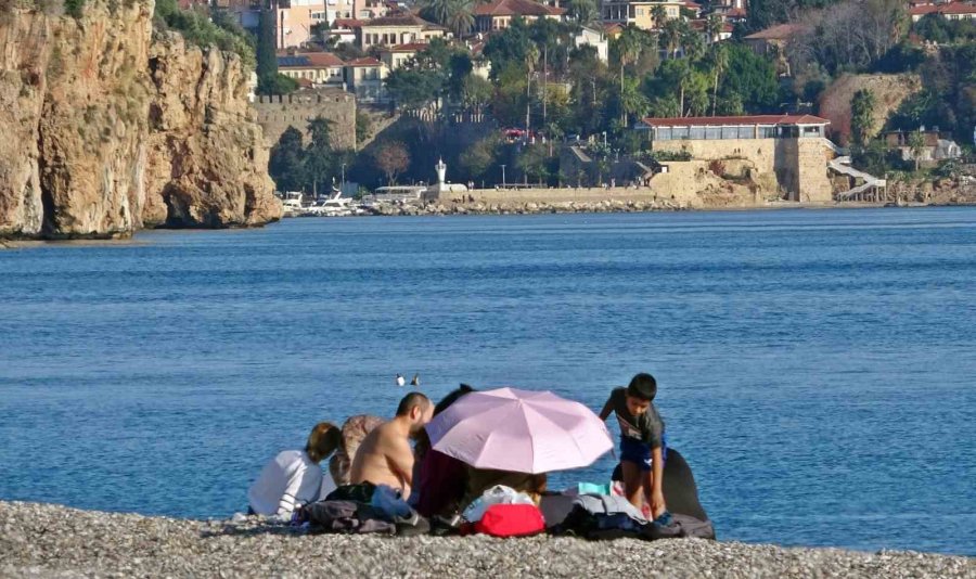 Antalya’nın Gecesi Kış, Gündüzü Yaz: "akşam Soba Yaktık, Gündüz Güneşleniyoruz"