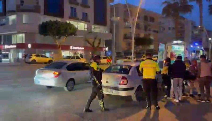 Otomobille Çarpışan Motosikletli Yaralandı