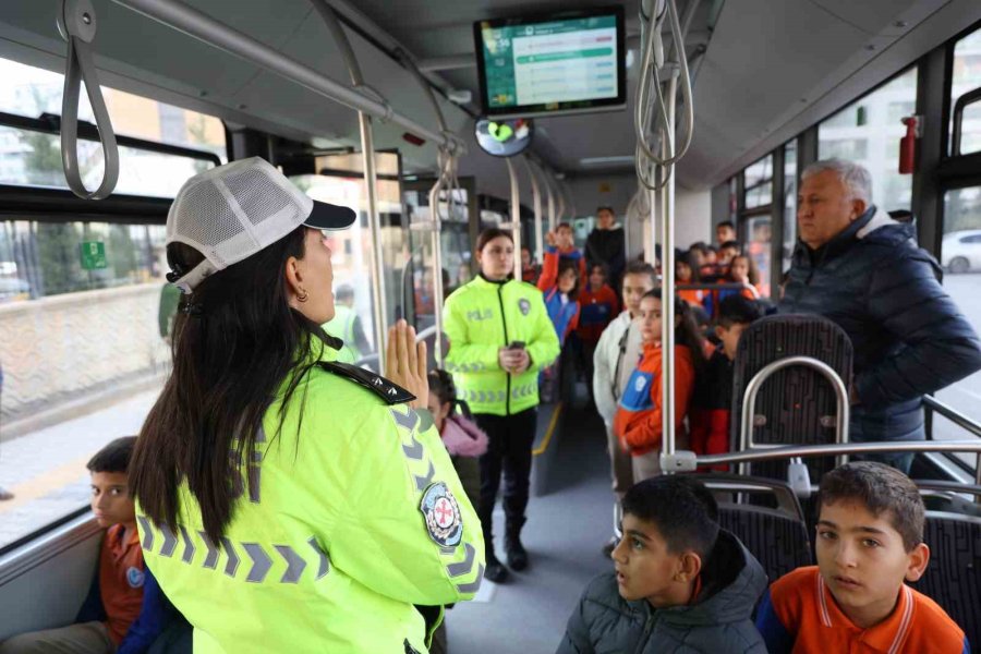 Konya Büyükşehir’in Nezaket Otobüsü Öğrencilere Trafik Kültürünü Aşılıyor