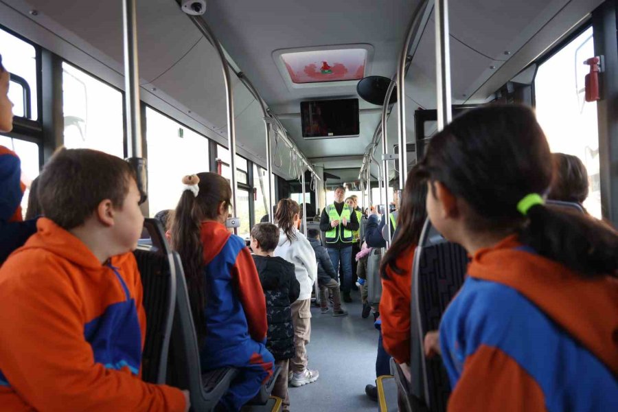 Konya Büyükşehir’in Nezaket Otobüsü Öğrencilere Trafik Kültürünü Aşılıyor