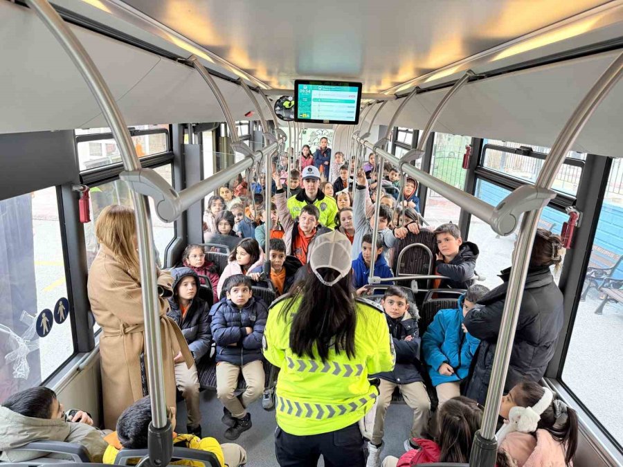 Konya Büyükşehir’in Nezaket Otobüsü Öğrencilere Trafik Kültürünü Aşılıyor