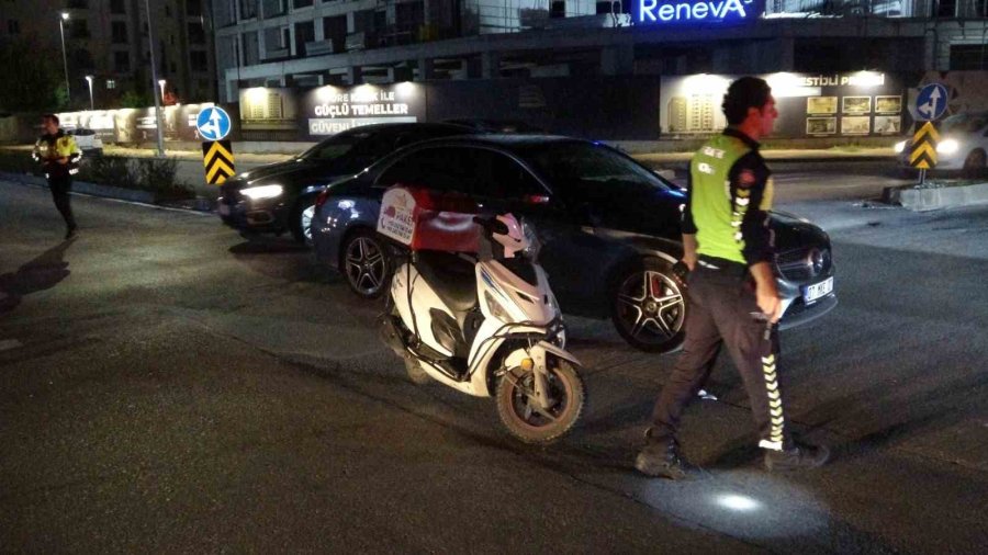 Kavşakta Motosikletle Otomobil Çarpıştı: 1 Yaralı