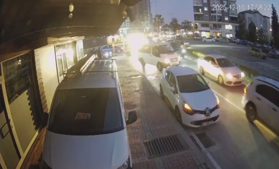 Kavşakta Motosikletle Otomobil Çarpıştı: 1 Yaralı