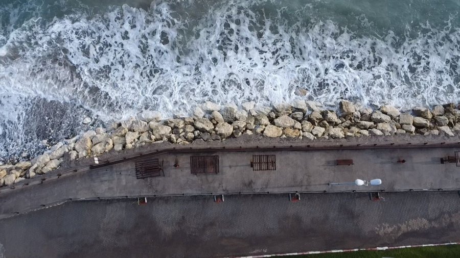 Doğu Akdeniz’de Dev Dalgalar Kıyıları Dövdü